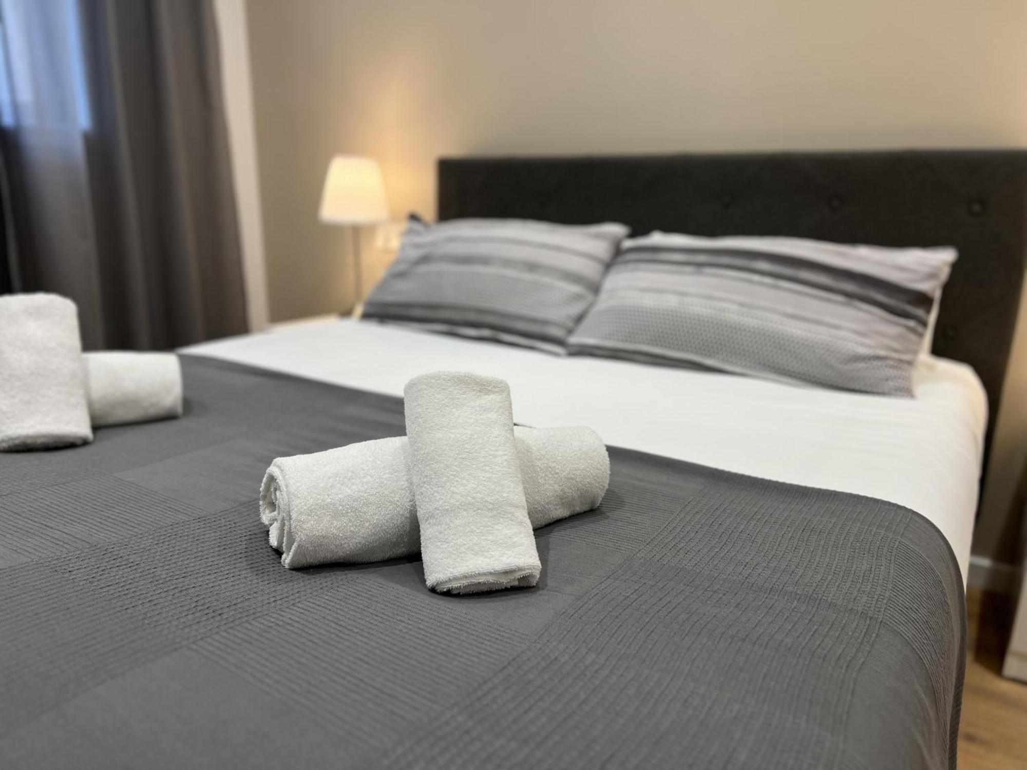 Apartamenticos Plaza Las Armas III Сарагоса Екстериор снимка